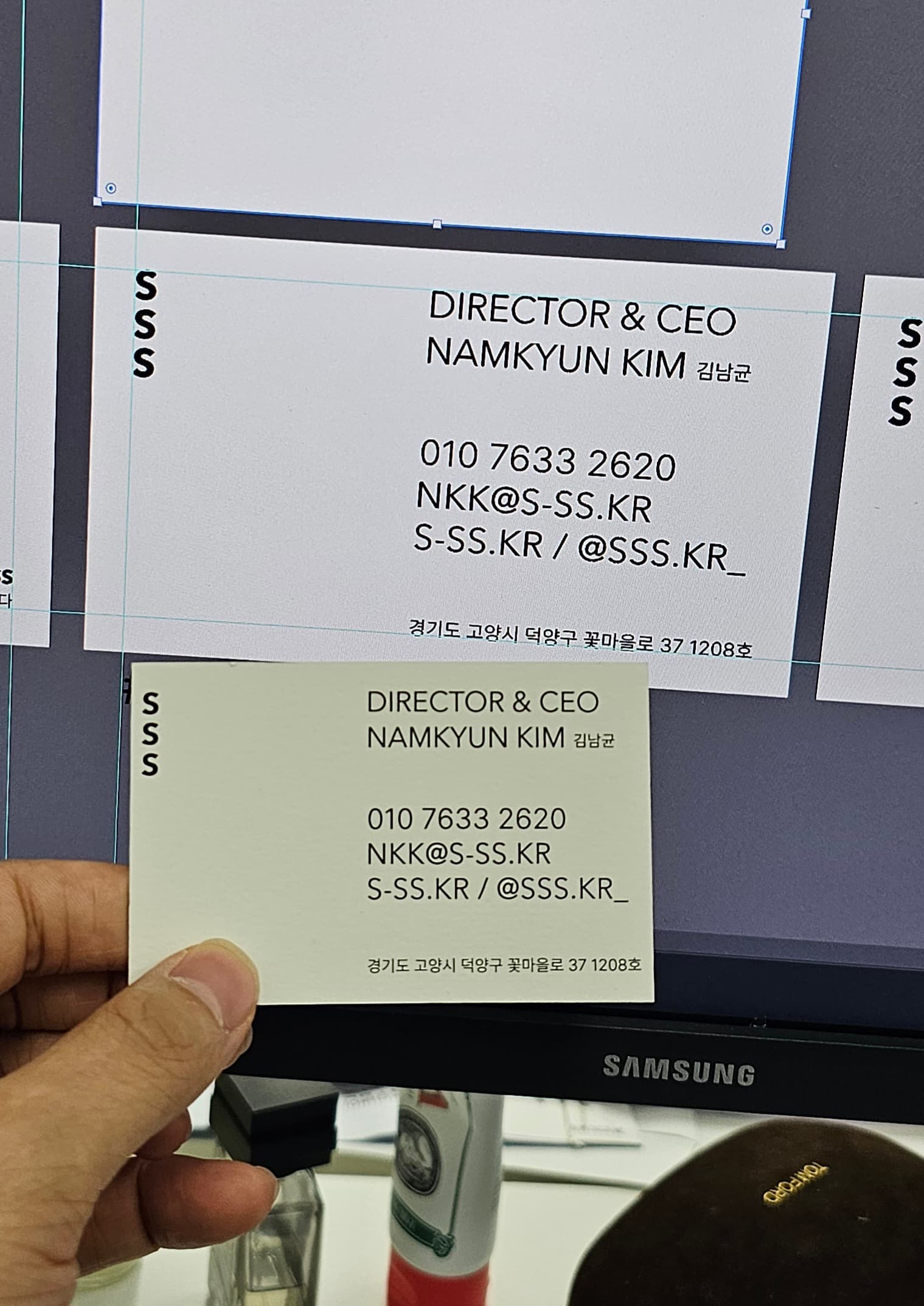 전달드린 사이즈 검수 안해주시고 출력하셔서 명함이 잘못나왔습니다.